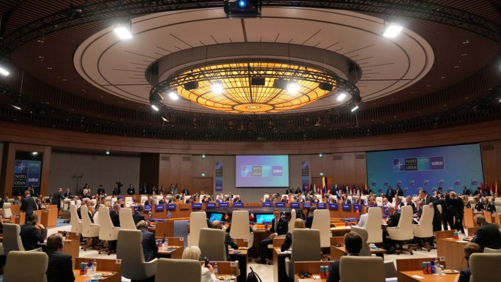Na snímke prezidenti a predsedovia vlád počas samitu NATO v Ankare.