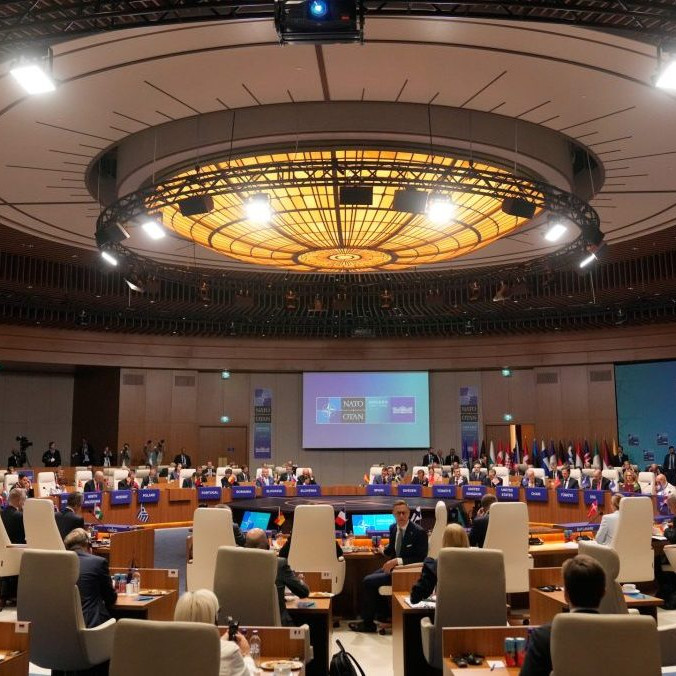 Na snímke prezidenti a predsedovia vlád počas samitu NATO v Ankare.