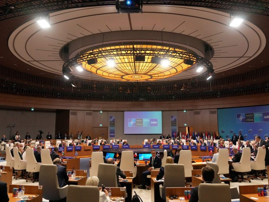 Na snímke prezidenti a predsedovia vlád počas samitu NATO v Ankare.
