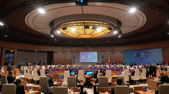 Na snímke prezidenti a predsedovia vlád počas samitu NATO v Ankare.