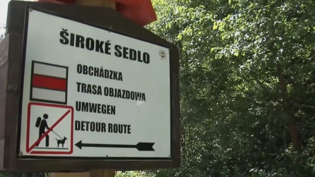 Na snímke označenie chodníka.