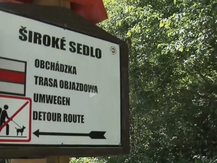 Na snímke označenie chodníka.