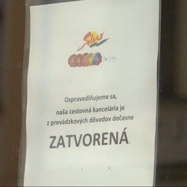 Stovky klientov sa o skrachovanej cestovke dozvedeli až pri mori. Poisťovňa rieši prioritne ich návrat domov