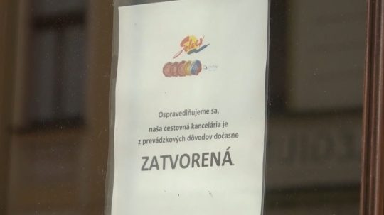 Stovky klientov sa o skrachovanej cestovke dozvedeli až pri mori. Poisťovňa rieši prioritne ich návrat domov