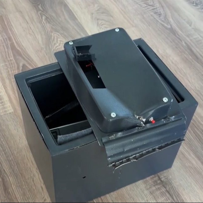 Na snímke poškodený trezor.