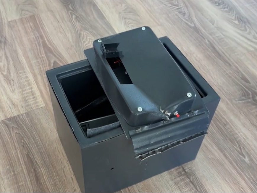 Na snímke poškodený trezor.