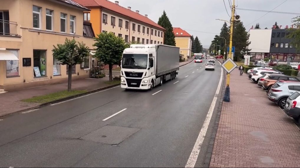 Na snímke kamión v centre Svidníka.