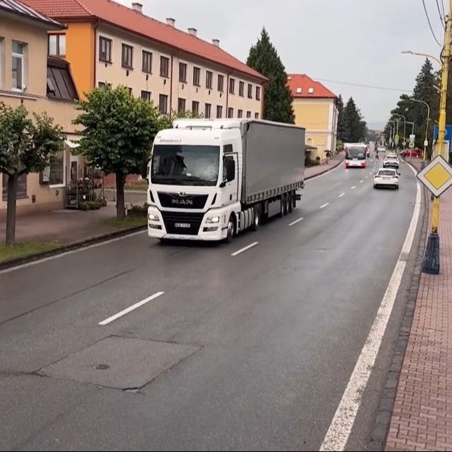 Na snímke kamión v centre Svidníka.
