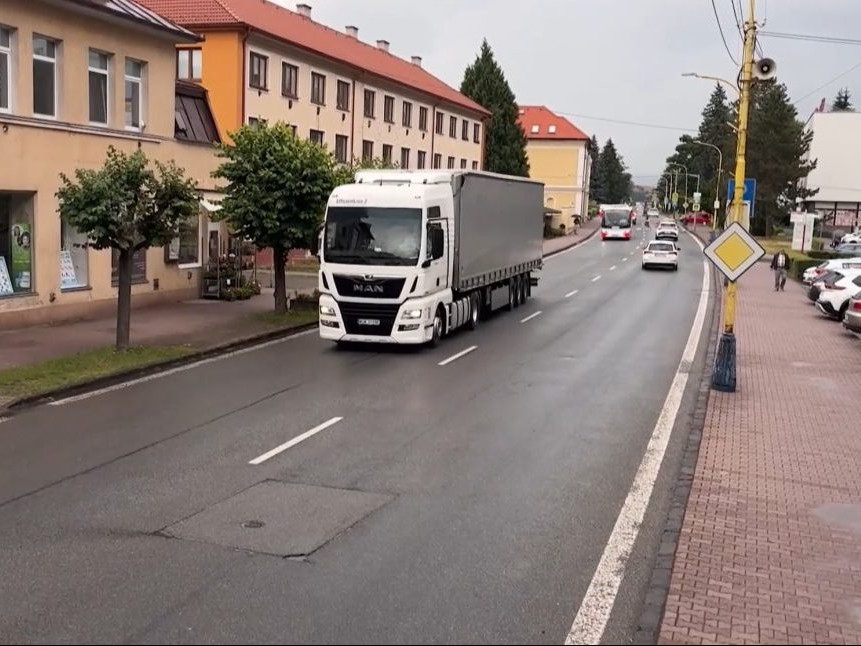 Na snímke kamión v centre Svidníka.