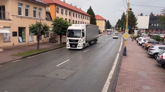 Na snímke kamión v centre Svidníka.