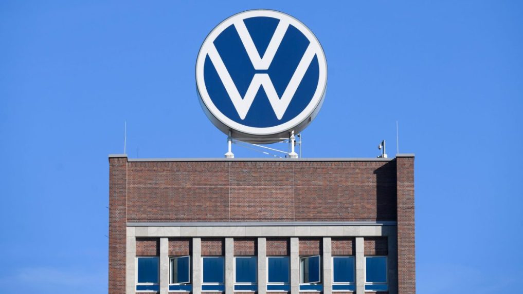 Na archívnej snímke logo nemeckej automobilky Volkswagen (VW) vo Wolfsburgu.