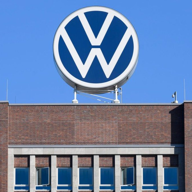 Na archívnej snímke logo nemeckej automobilky Volkswagen (VW) vo Wolfsburgu.