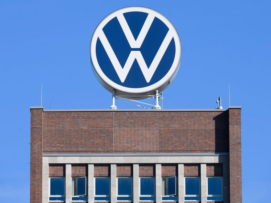 Na archívnej snímke logo nemeckej automobilky Volkswagen (VW) vo Wolfsburgu.