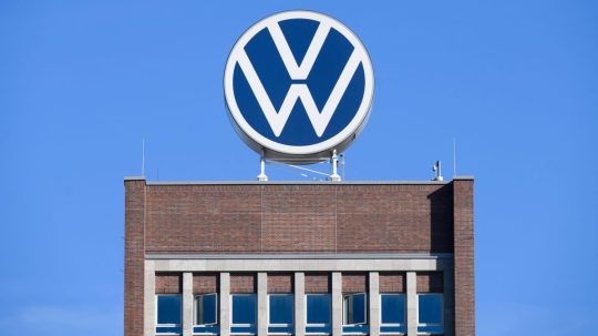 Na archívnej snímke logo nemeckej automobilky Volkswagen (VW) vo Wolfsburgu.