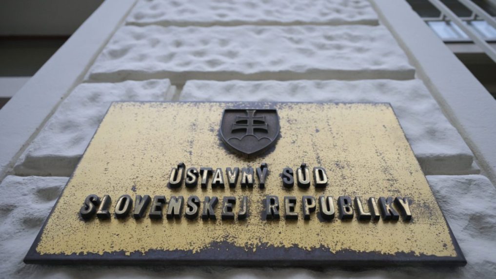 Na ilustračnej snímke tabuľa na budove Ústavného súdu.