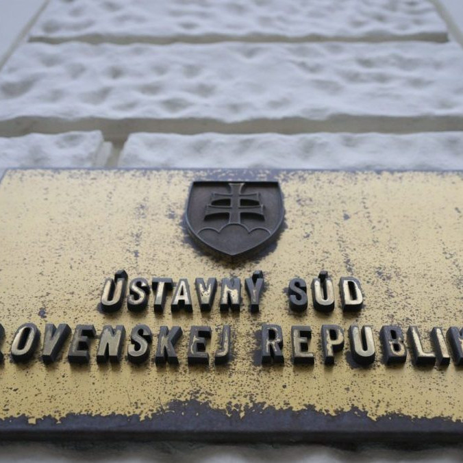 Na ilustračnej snímke tabuľa na budove Ústavného súdu.