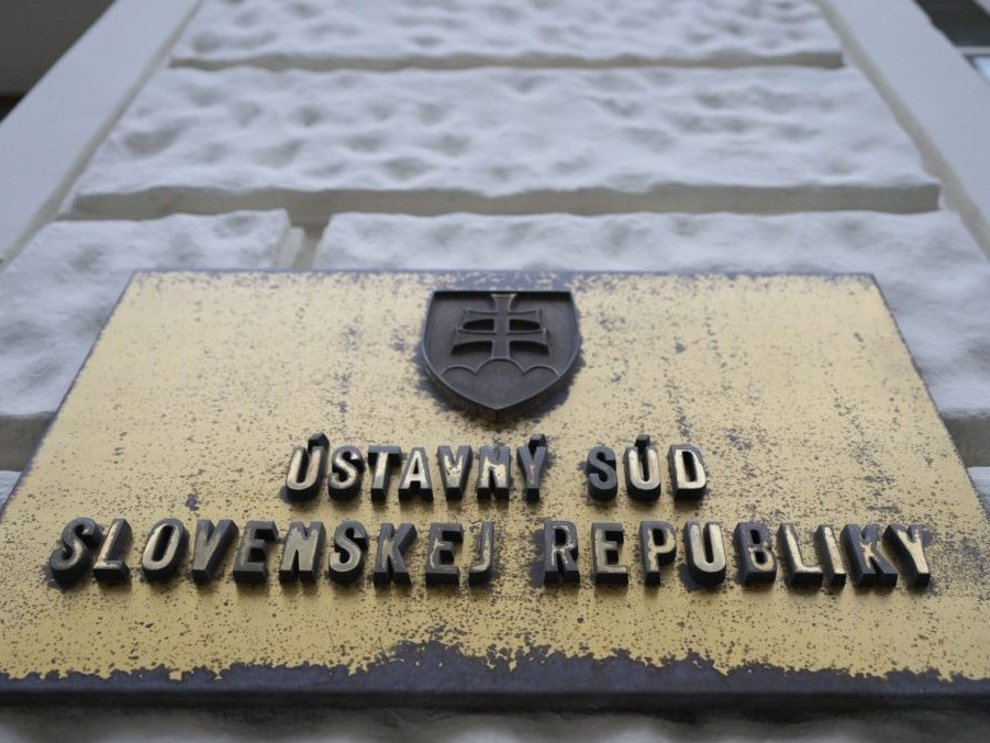 Na ilustračnej snímke tabuľa na budove Ústavného súdu.