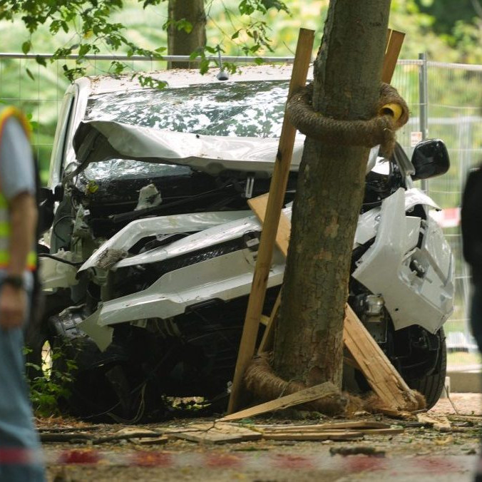 Policajti pri vozidle, ktorým páchateľ zrazil niekoľko ľudí.
