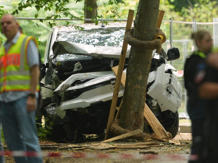 Policajti pri vozidle, ktorým páchateľ zrazil niekoľko ľudí.