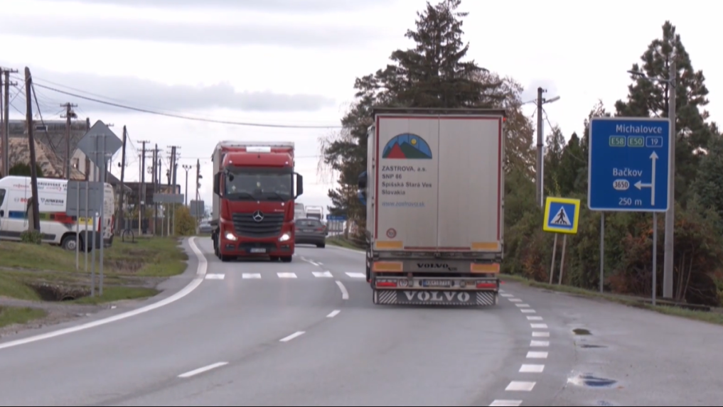 kamióny v obci