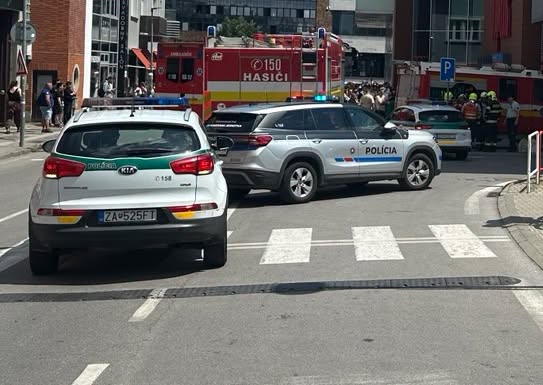 Na snímke záchranné zložky pri obchodnom centre v Žiline.