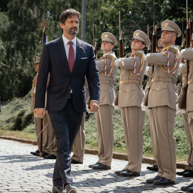 Na snímke ministri obrany Jaromír Zůna a Robert Kaliňák.