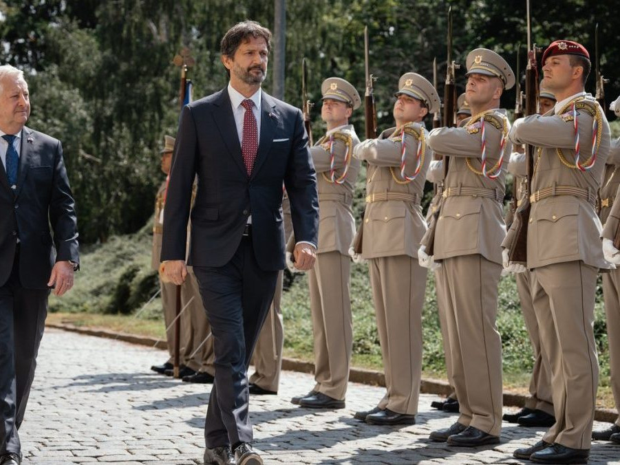 Na snímke ministri obrany Jaromír Zůna a Robert Kaliňák.