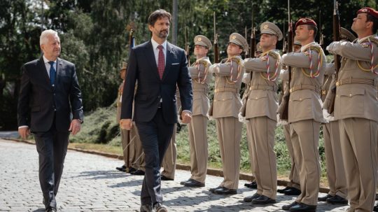 Na snímke ministri obrany Jaromír Zůna a Robert Kaliňák.