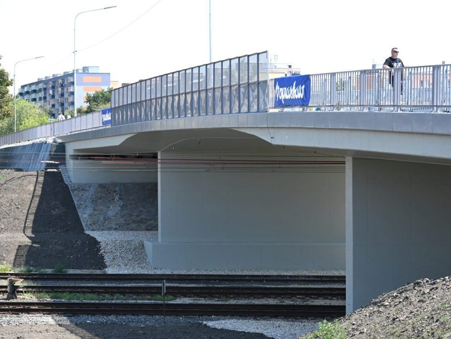 V Seredi otvorili nanovo vybudovaný most ponad železničnú trať.