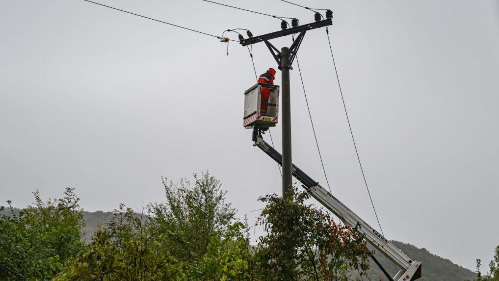 Oprava elektrického vedenia.