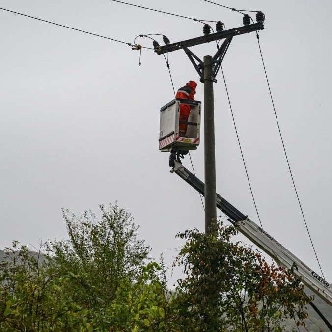 Oprava elektrického vedenia.