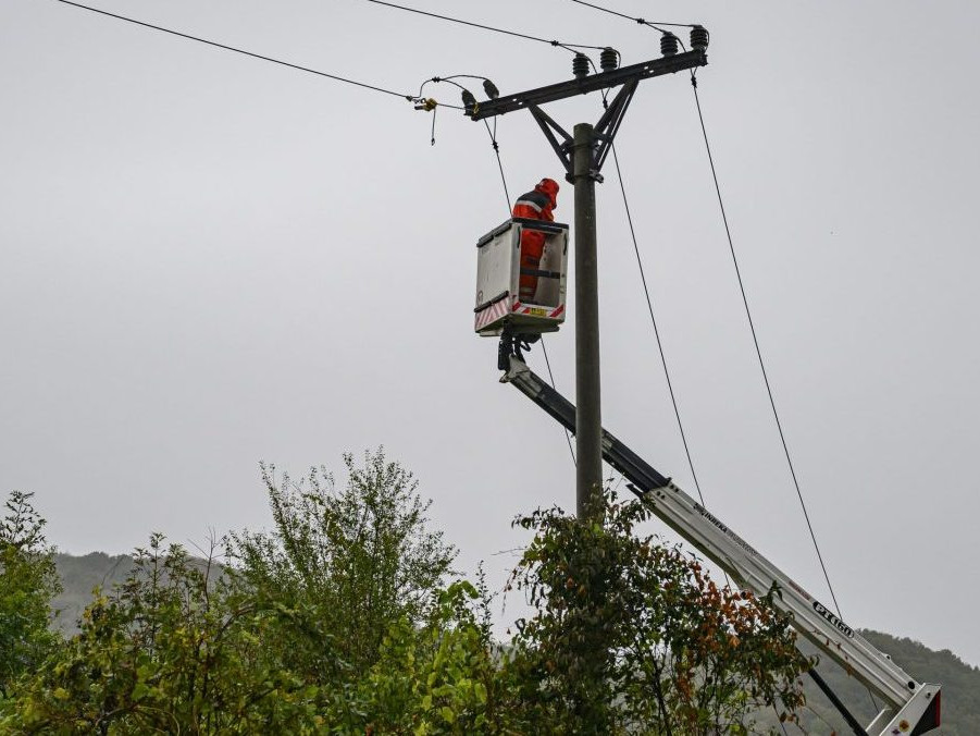 Oprava elektrického vedenia.
