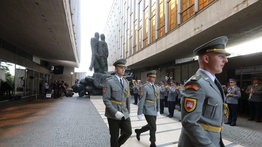čestná stráž Ozbrojených síl SR na oslavách 81. výročia Slovenského národného povstania (SNP) v areáli Múzea SNP v Banskej Bystrici