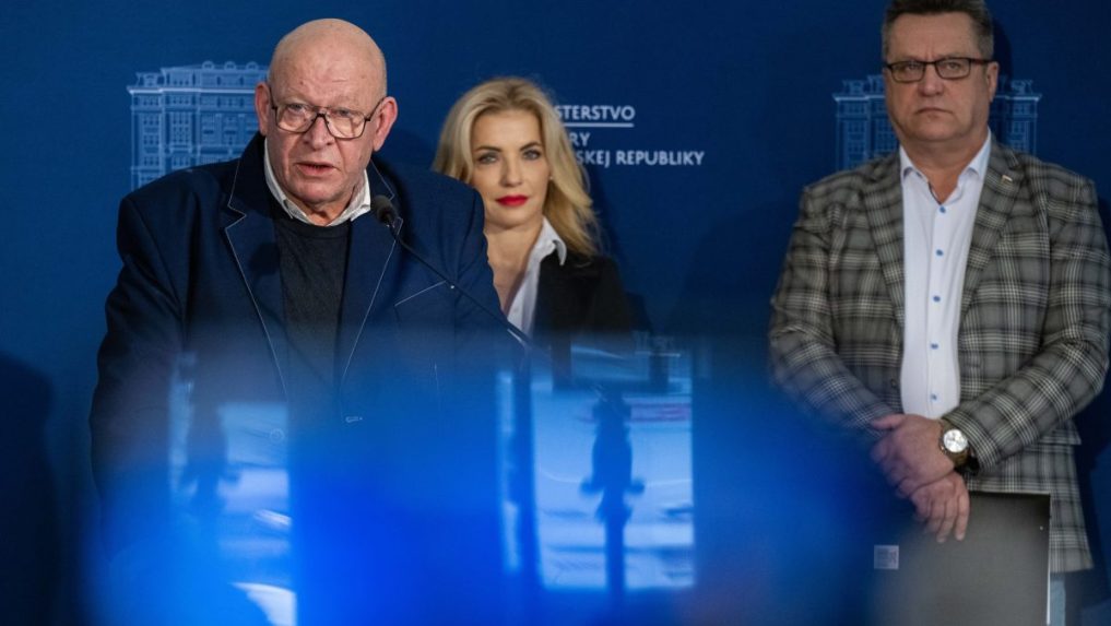 Zľava Matúš Oľha, Martina Šimkovičová a František Kornaj.