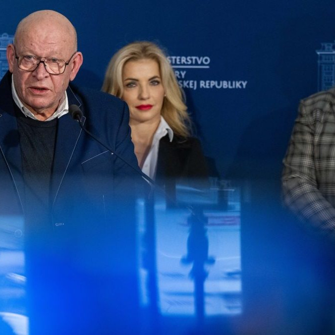 Zľava Matúš Oľha, Martina Šimkovičová a František Kornaj.