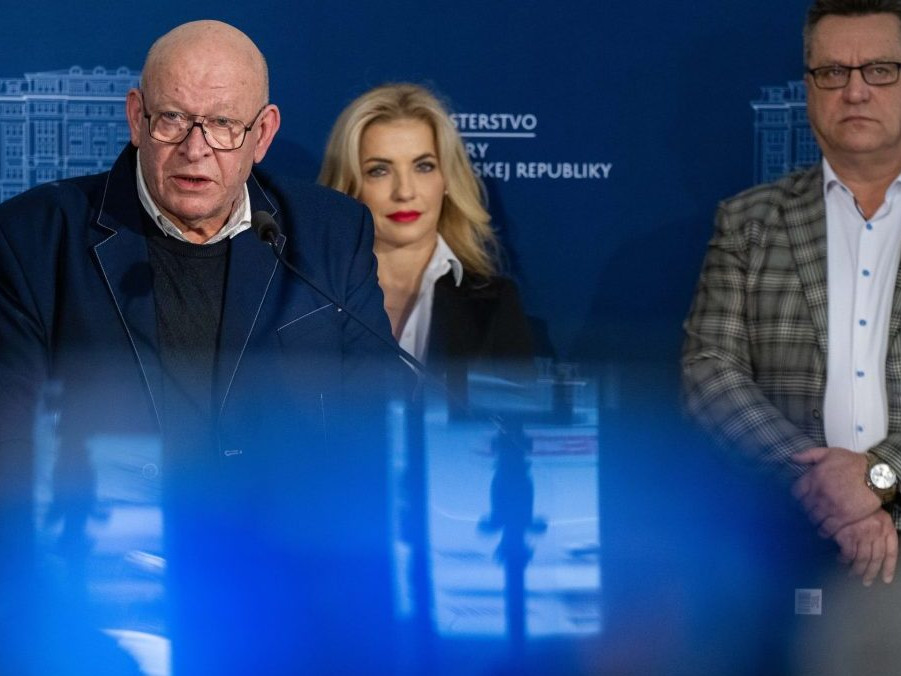 Zľava Matúš Oľha, Martina Šimkovičová a František Kornaj.