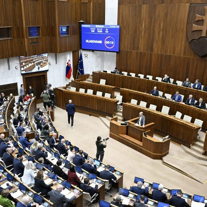 Snímka z rozpravy k odvolávaniu viacerých ministrov SR a na vyslovenie nedôvery vláde v rokovacej sále NR SR 4. februára 2026 v Bratislave.