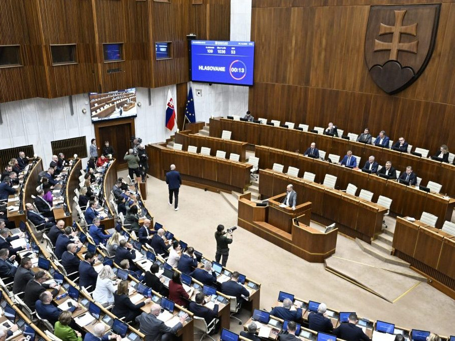 Snímka z rozpravy k odvolávaniu viacerých ministrov SR a na vyslovenie nedôvery vláde v rokovacej sále NR SR 4. februára 2026 v Bratislave.