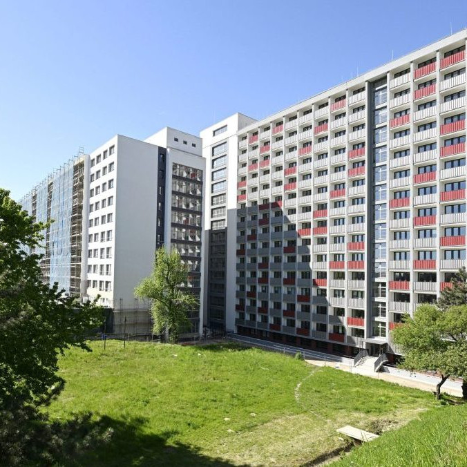 Na snímke štrnásťpodlažný Internát Ľudovíta Štúra, blok VBA v Mlynskej doline.
