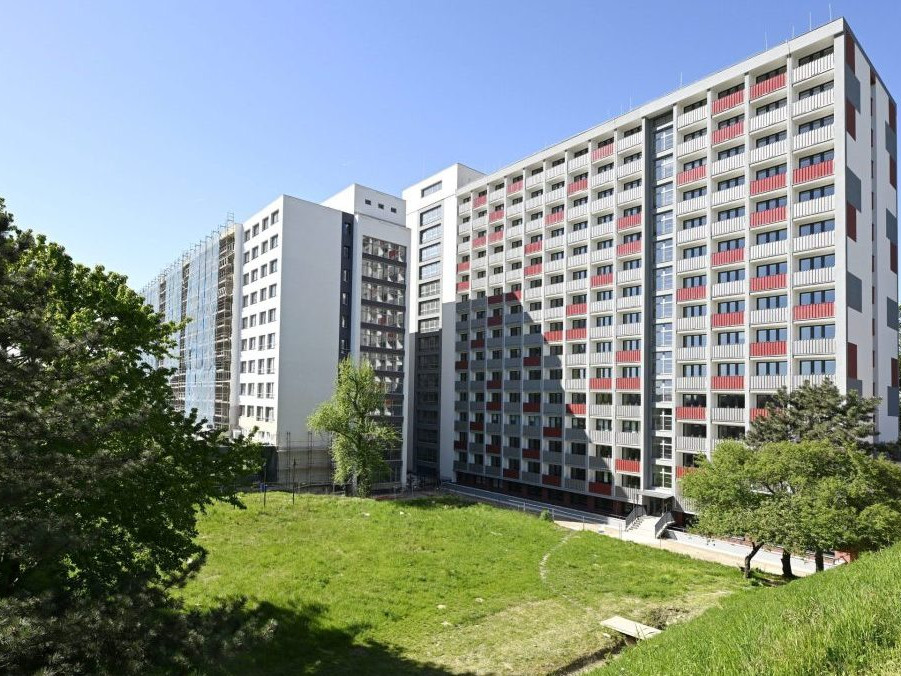 Na snímke štrnásťpodlažný Internát Ľudovíta Štúra, blok VBA v Mlynskej doline.