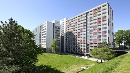 Na snímke štrnásťpodlažný Internát Ľudovíta Štúra, blok VBA v Mlynskej doline.