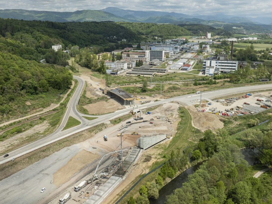 Výstavba cesty R1 Banská Bystrica - Slovenská Ľupča.