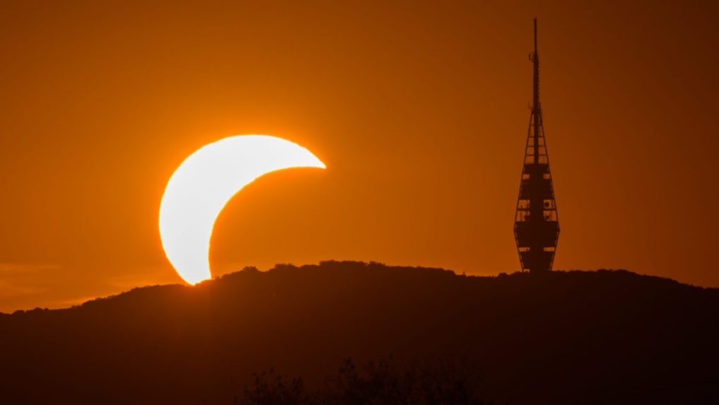 Na snímke z Mosta pri Bratislave pohľad na televíznu vežu Kamzík počas čiastočného zatmenia Slnka.