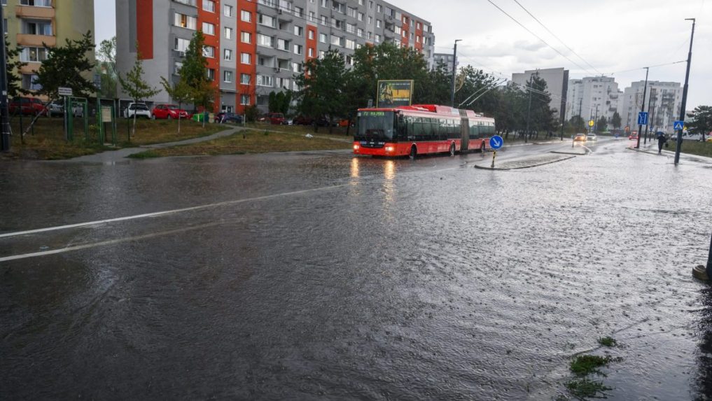 Následky silnej búrky a zatopená Vrakunská ulica v mestskej časti Podunajské Biskupice