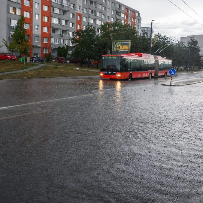 Následky silnej búrky a zatopená Vrakunská ulica v mestskej časti Podunajské Biskupice