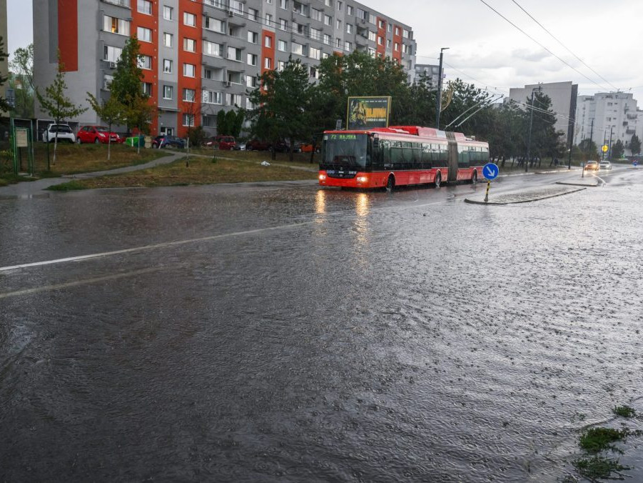Následky silnej búrky a zatopená Vrakunská ulica v mestskej časti Podunajské Biskupice