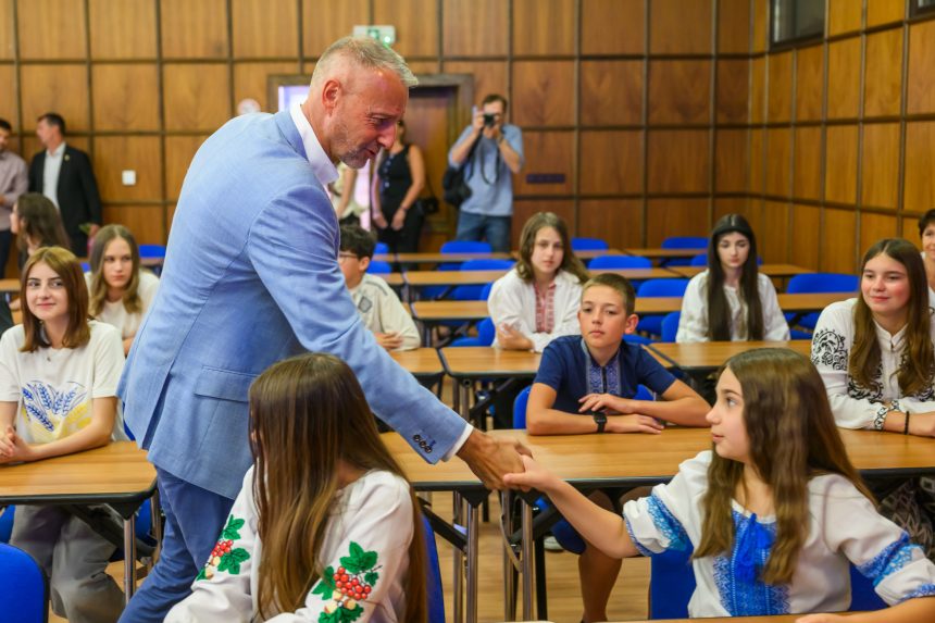 Na sn&iacute;mke Richard Ra&scaron;i sa v&iacute;ta s ukrajinsk&yacute;mi deťmi počas nav&scaron;tevy pobytov&eacute;ho t&aacute;bora pre deti z Ukrajiny.