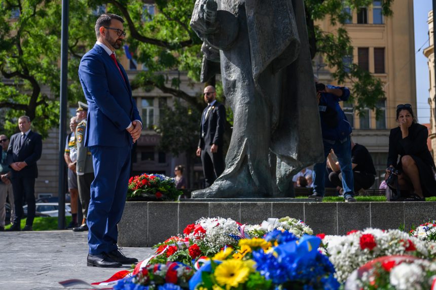 Prednosta Okresn&eacute;ho &uacute;radu Bratislava Rastislav Gajarsk&yacute; pri kladen&iacute; vencov.