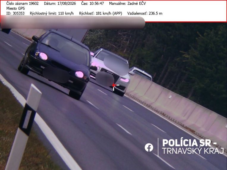 Autá na dialnici.