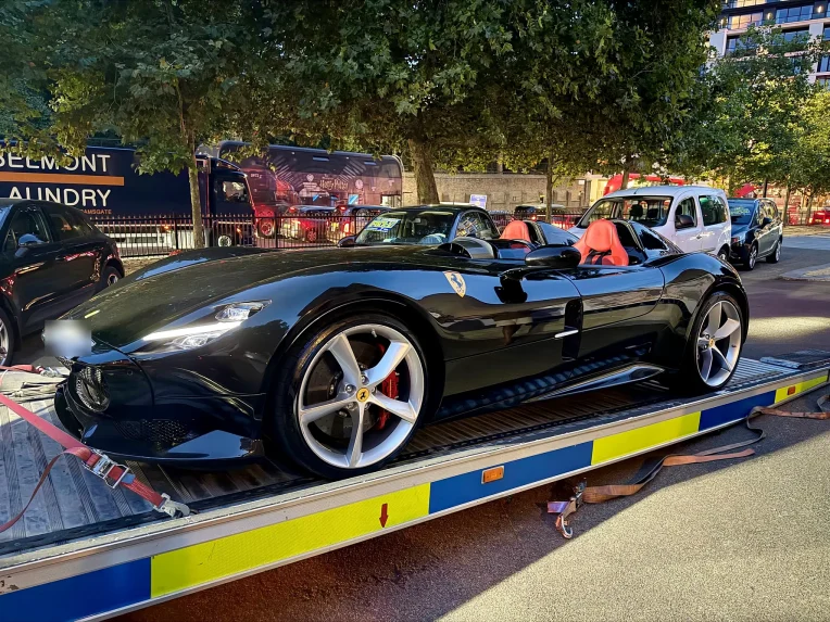 Na snímke odtiahnuté auto.